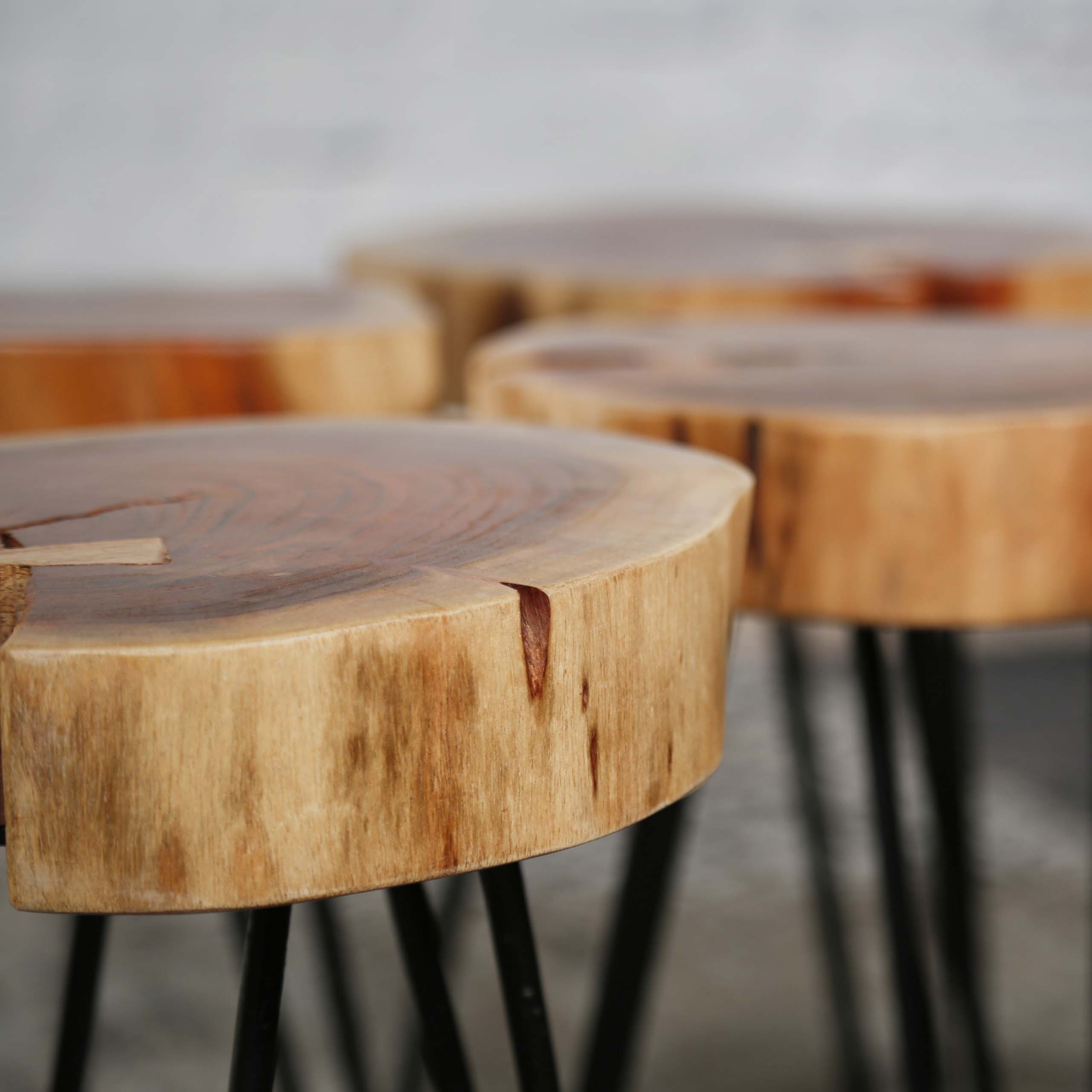 Beistelltischkoffer aus 6 cm starker massiver Akazie mit Stahlrahmen. VPE2 / Massive Akazie natur