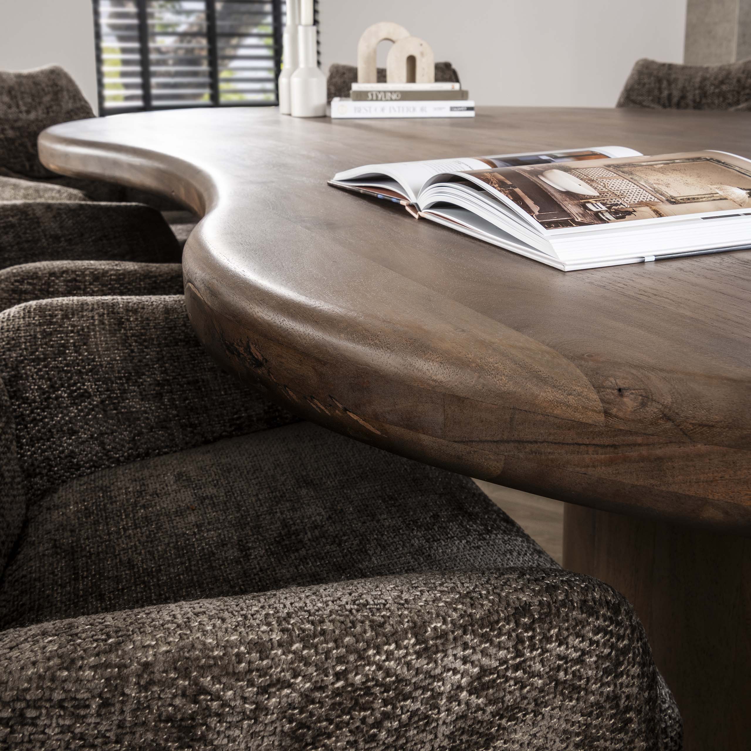 Esstisch Skulptur nierenförmig 244x165 - Massive Akazie braun