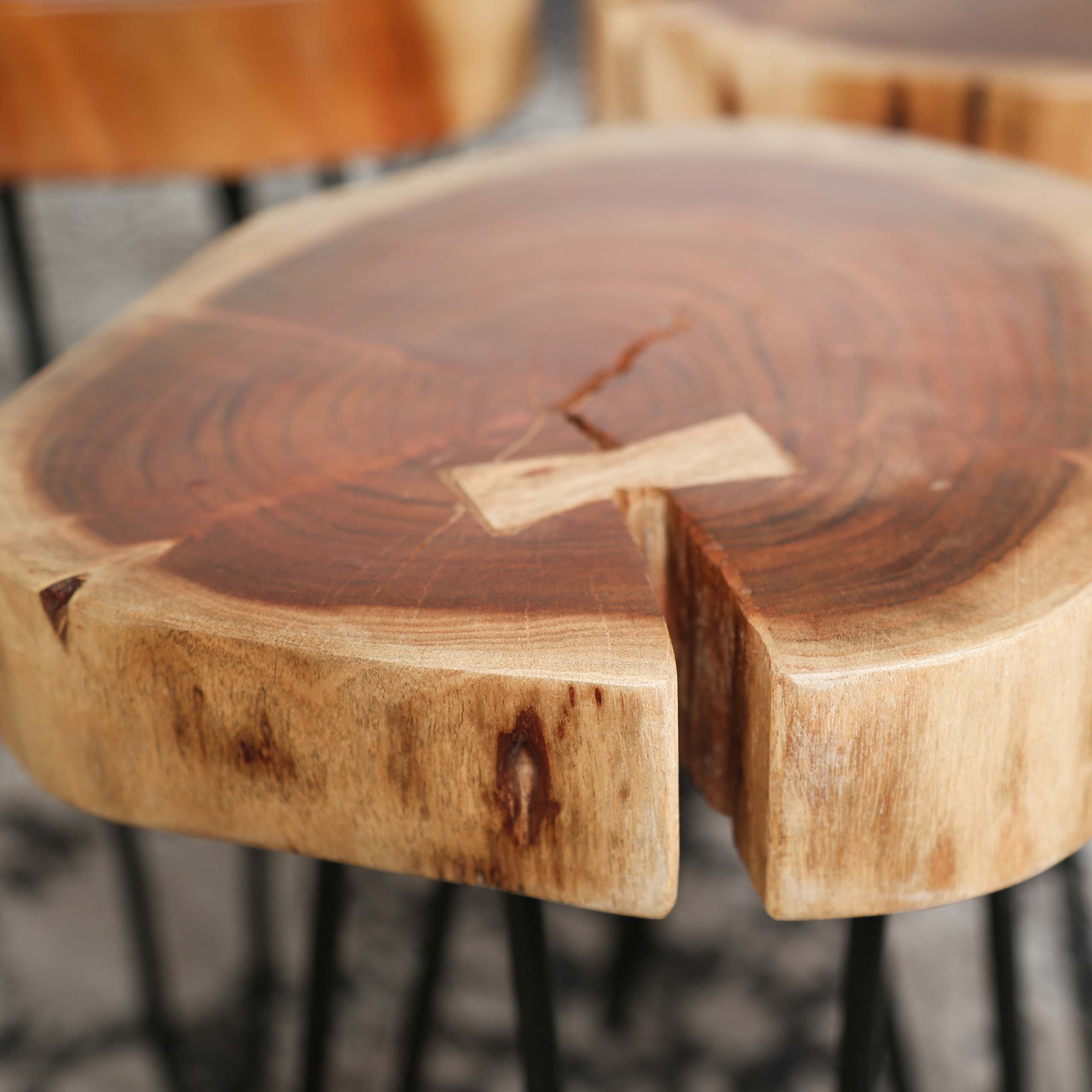 Beistelltischkoffer aus 6 cm starker massiver Akazie mit Stahlrahmen. VPE2 / Massive Akazie natur