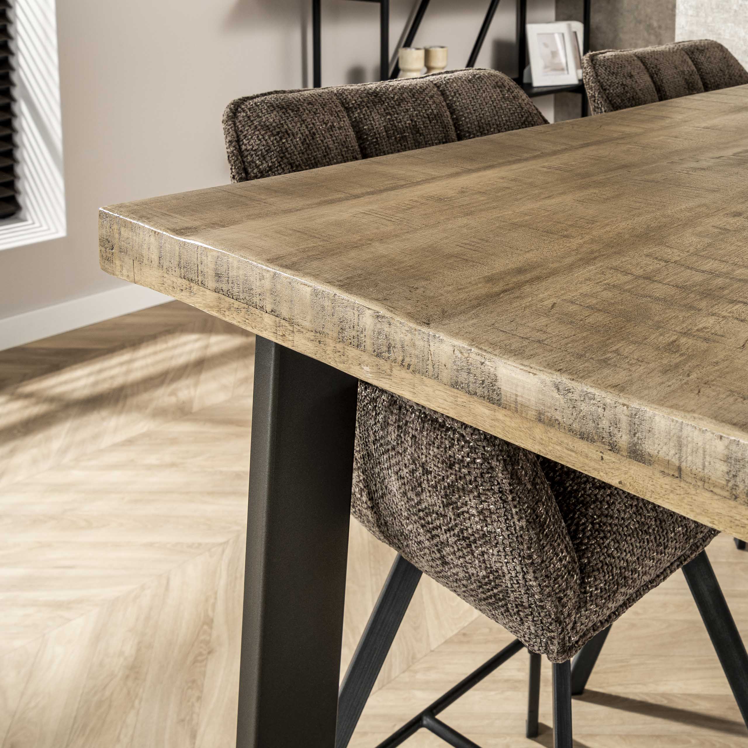 Bartisch 135x70 massiv trapezförmig / Massiv mangoweiß antik