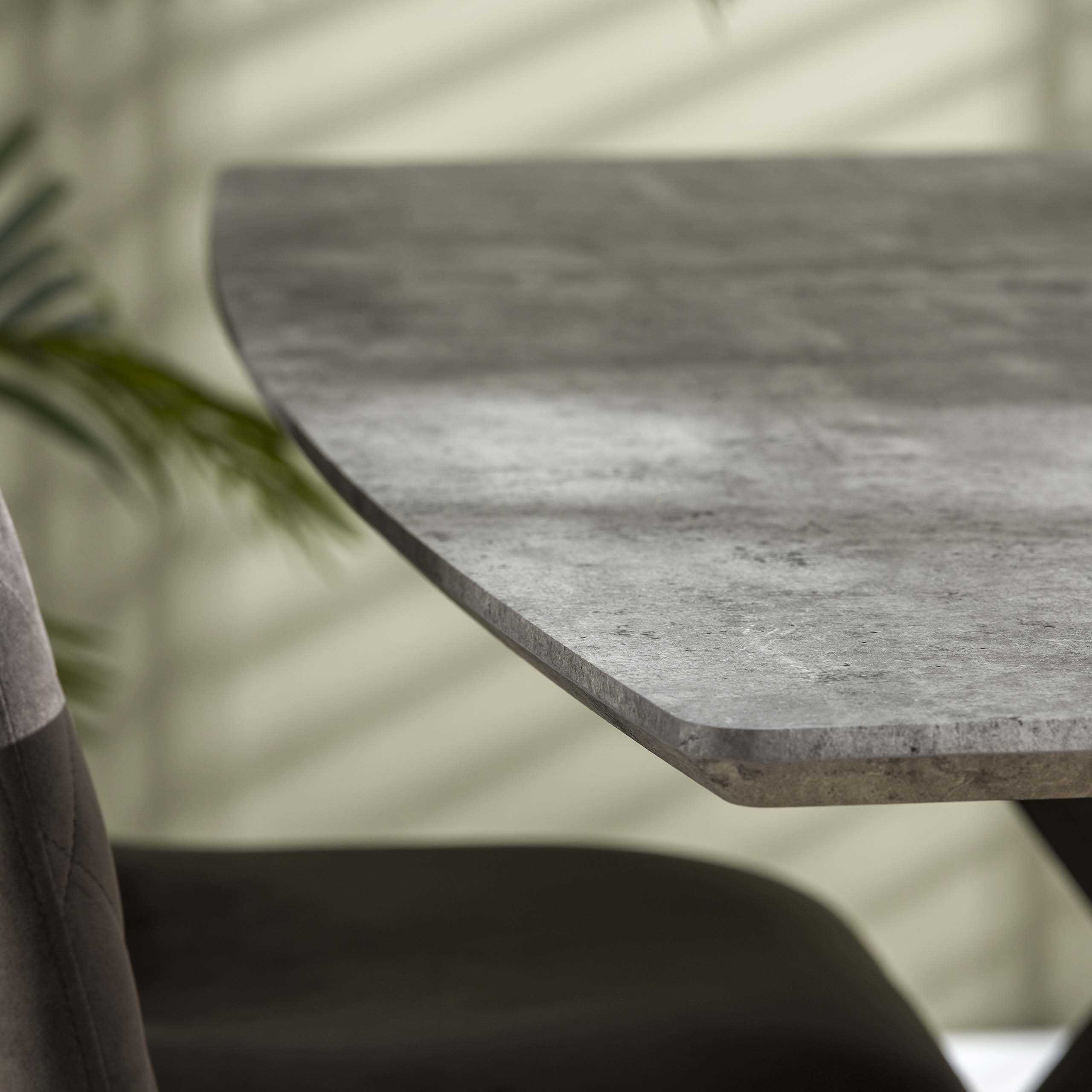 Esszimmertisch 160 ovale Platte, Gestell schwarz pulverbeschichtet / 3D-Betonoptik grau