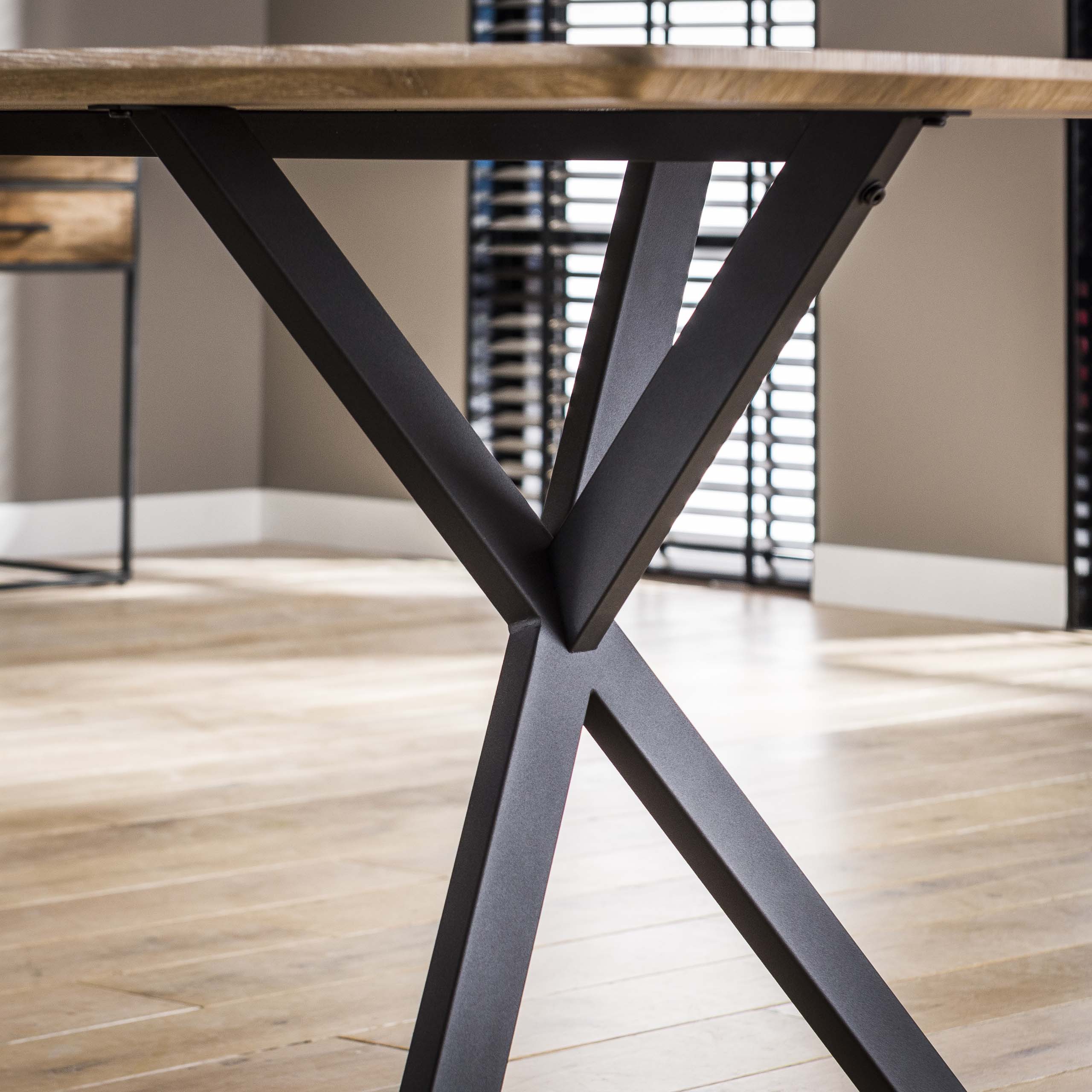 Esszimmertisch 190 ovale Platte, Gestell schwarz pulverbeschichtet / 3D-Eiche antikgewaschen