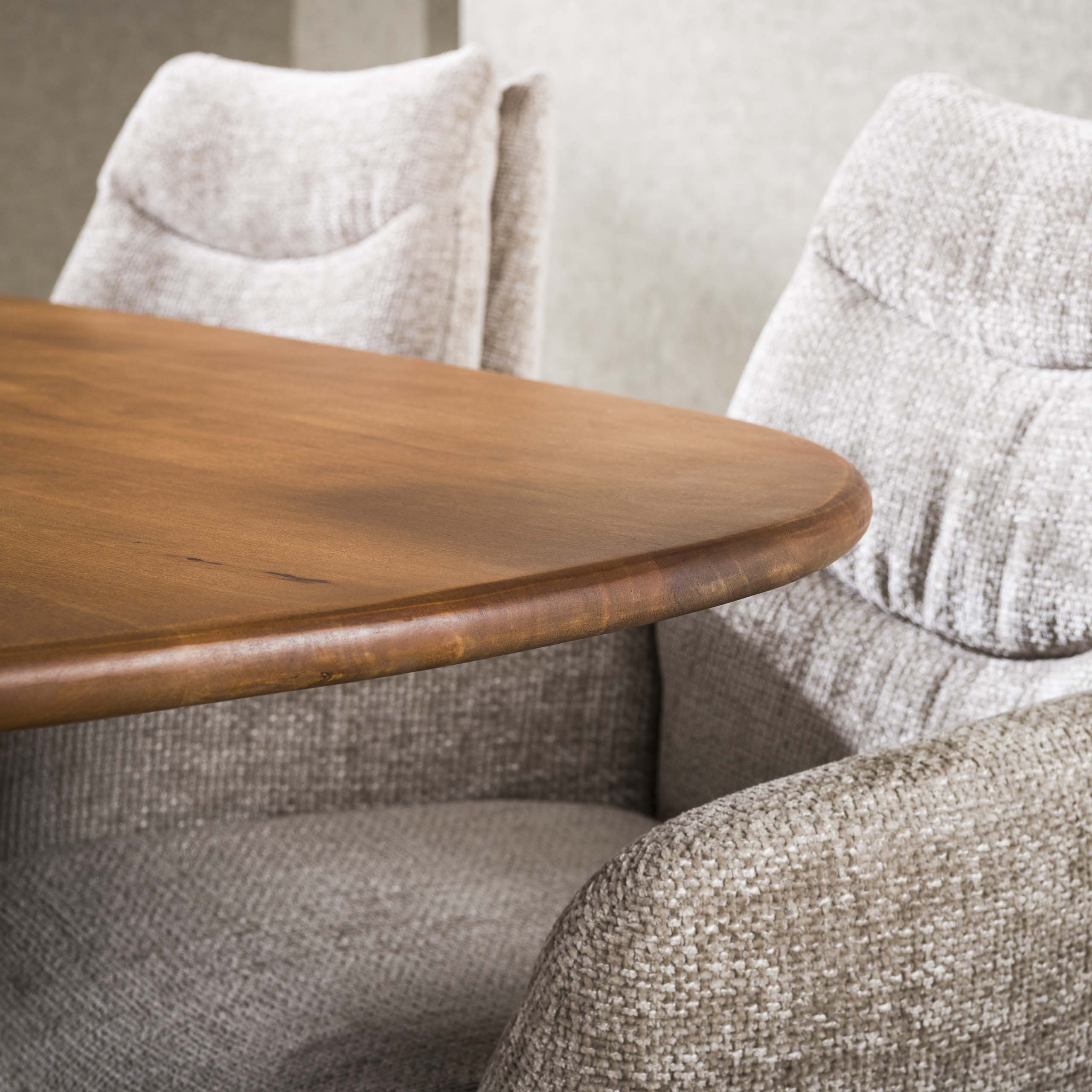 Cliff ovaler Esstisch 215 cm – Massive Mango-Sandfarbe