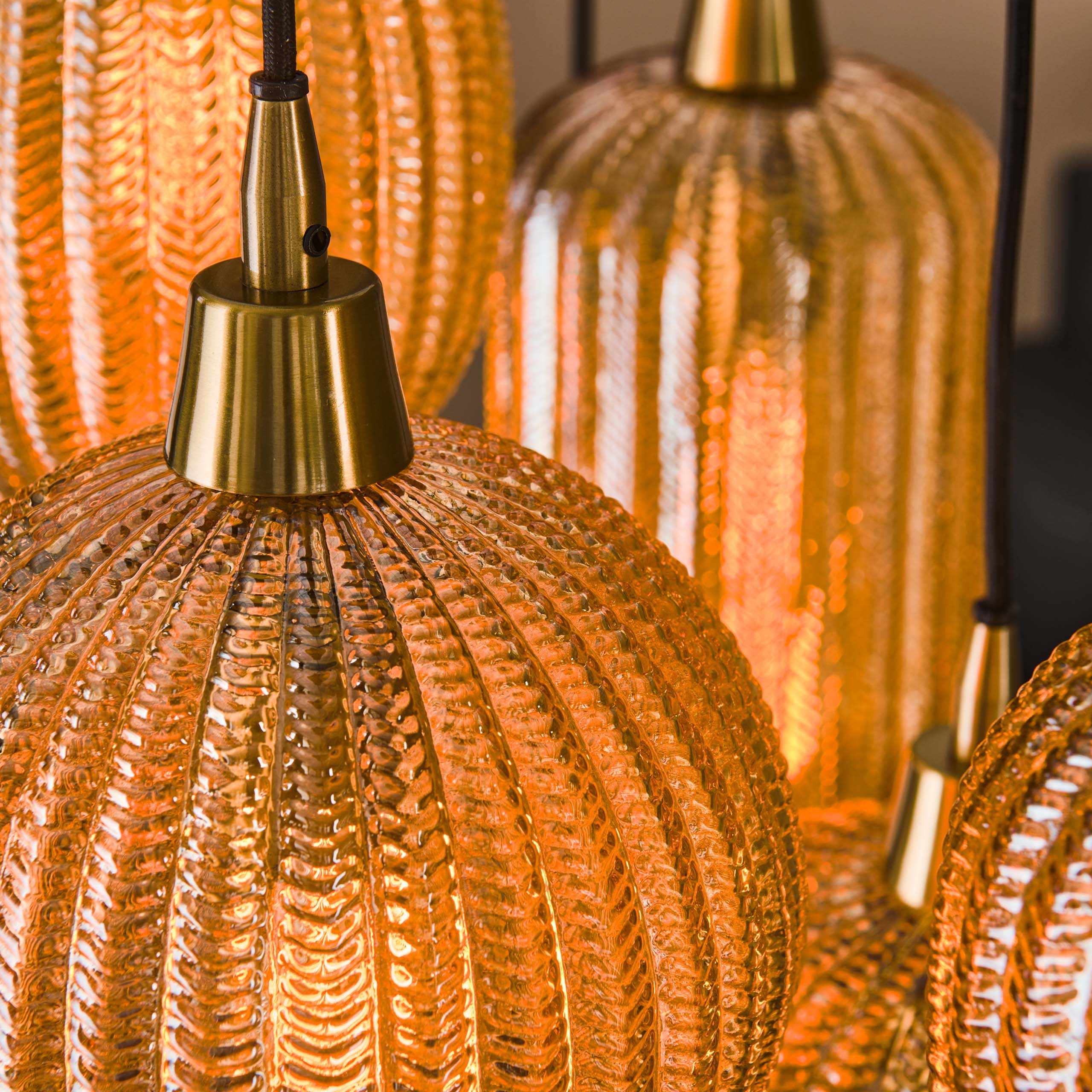 Hängelampe 4+3 V-förmiger Mustermix / bernsteinfarbenes Glas