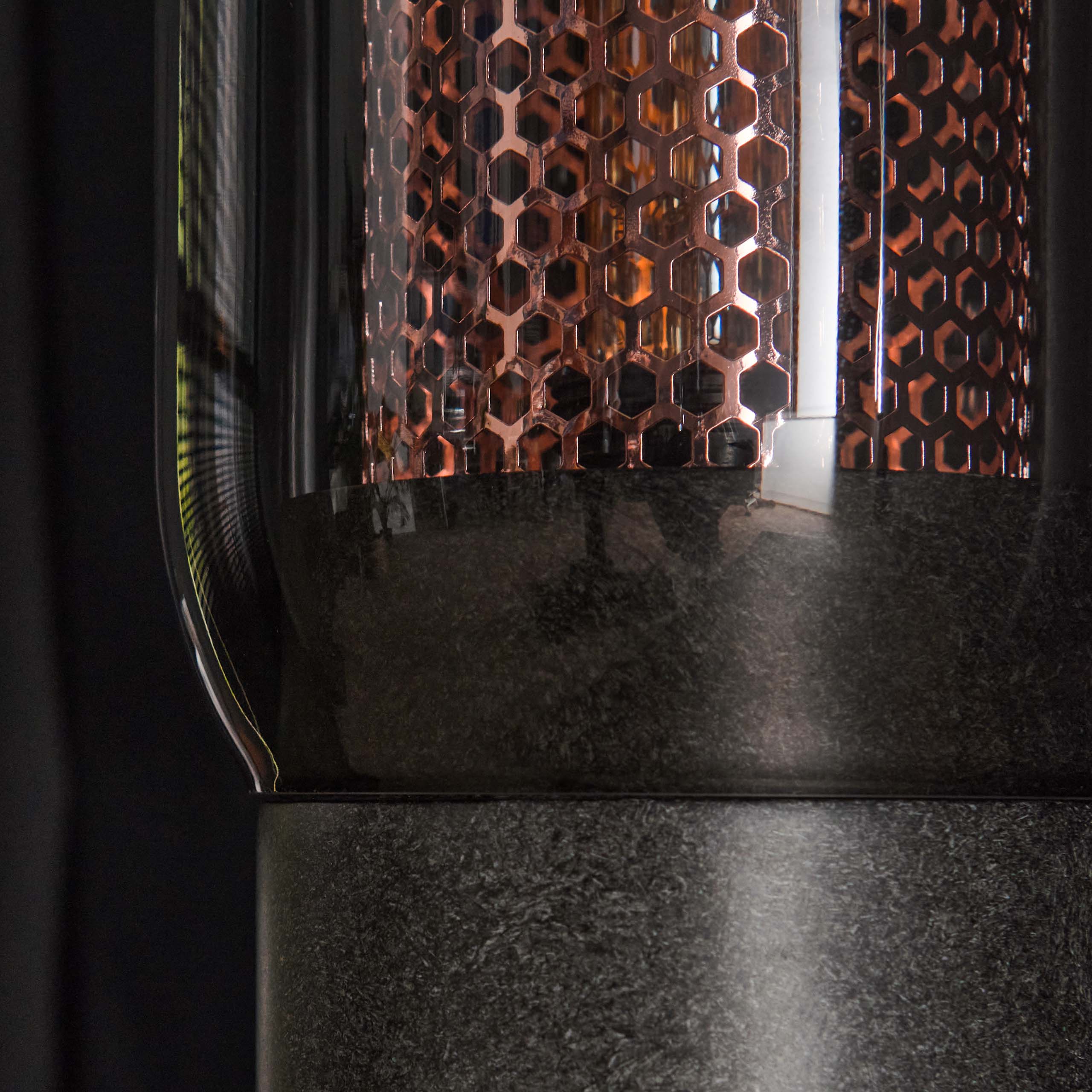 Tischleuchte Rauchglas-Lochstahl / Artic schwarz