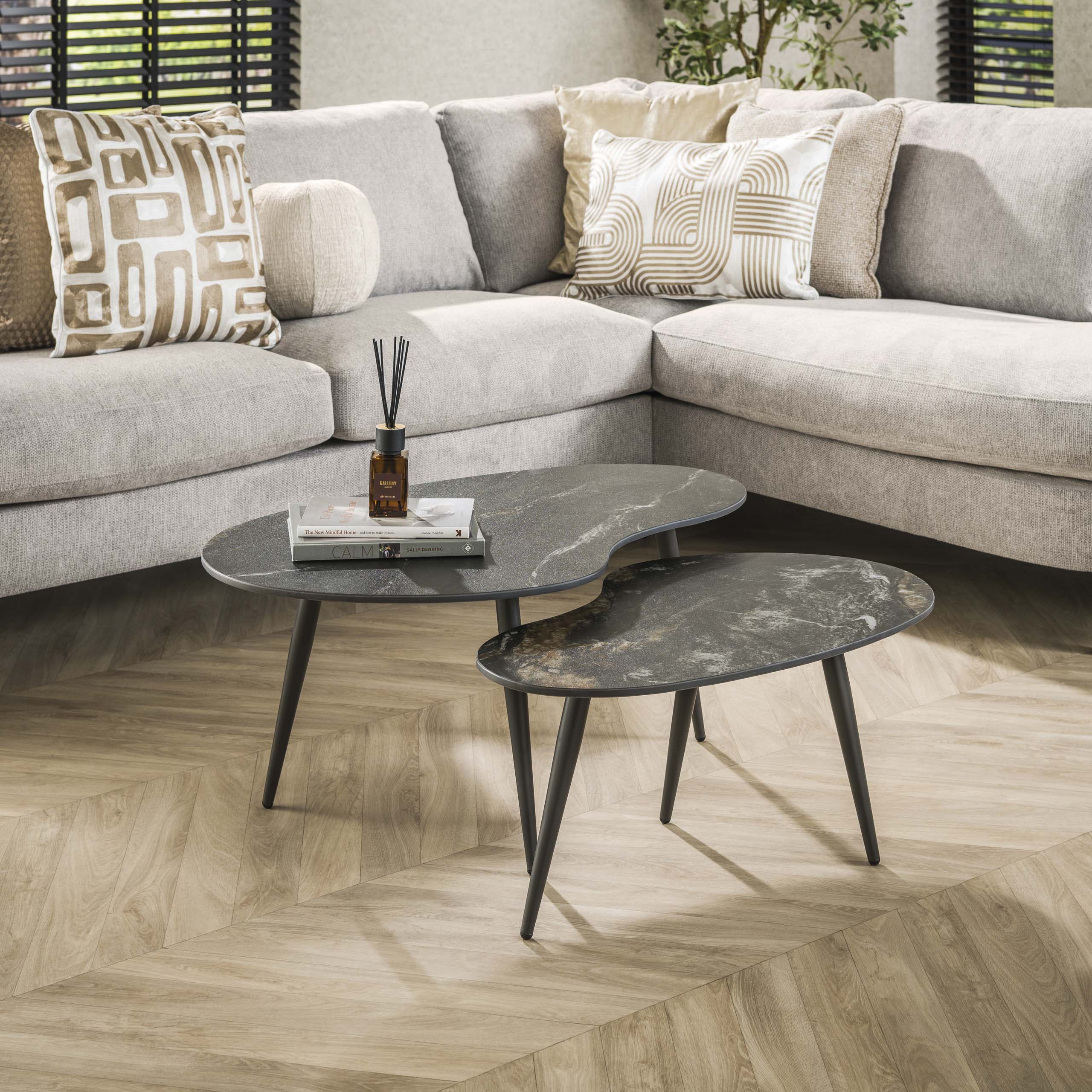 Couchtisch Fossil in Nierenform – 2er-Set – Keramik schwarz