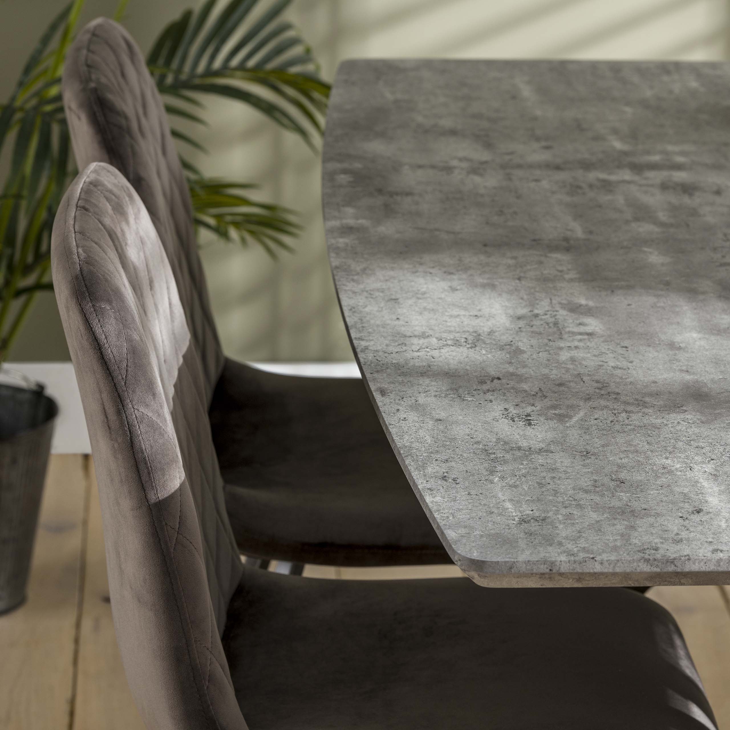 Esszimmertisch 160 ovale Platte, Gestell schwarz pulverbeschichtet / 3D-Betonoptik grau