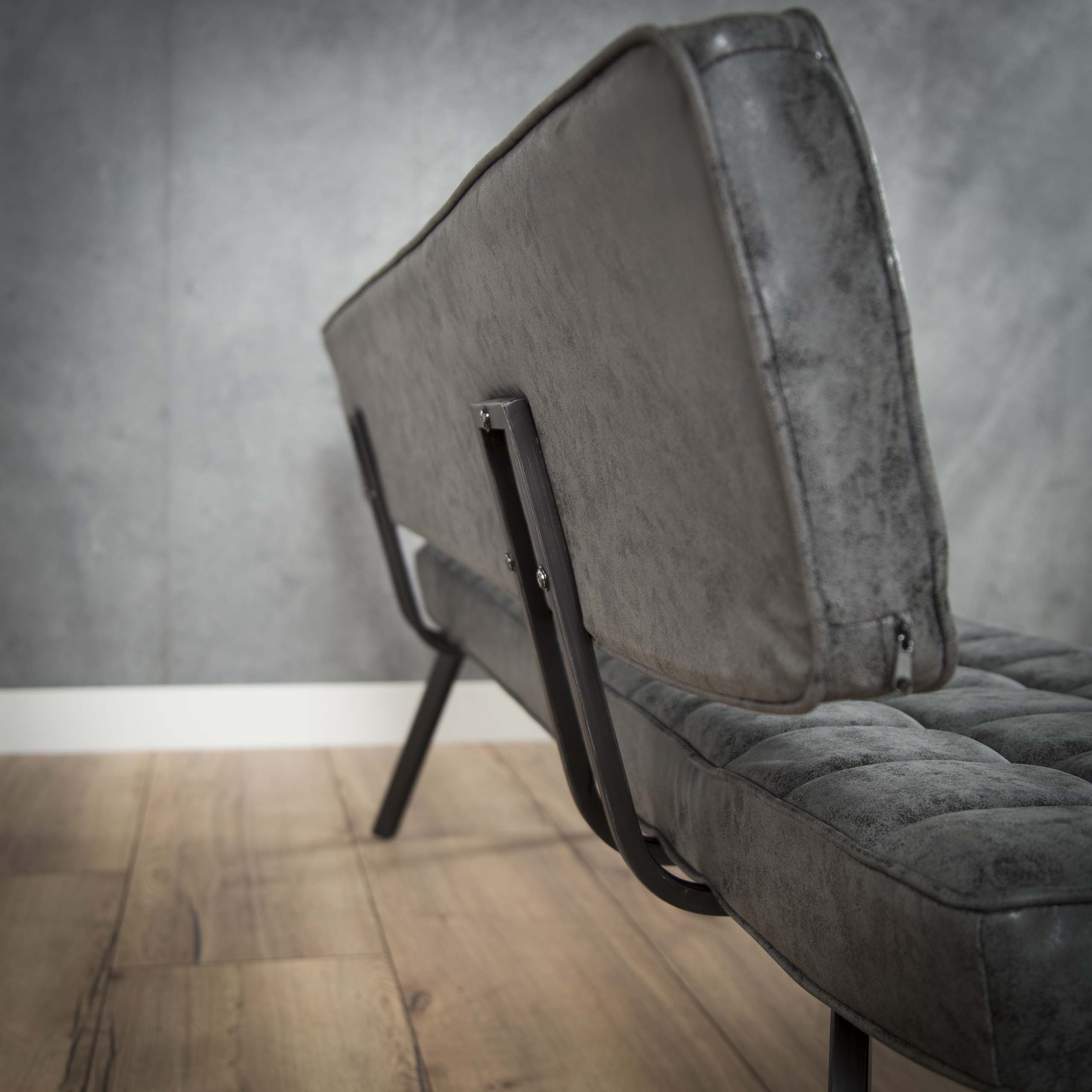 Esszimmersofa 180 cm mit Kreuzsteppung und offener Rückenlehne. / Wachs PU schwarz